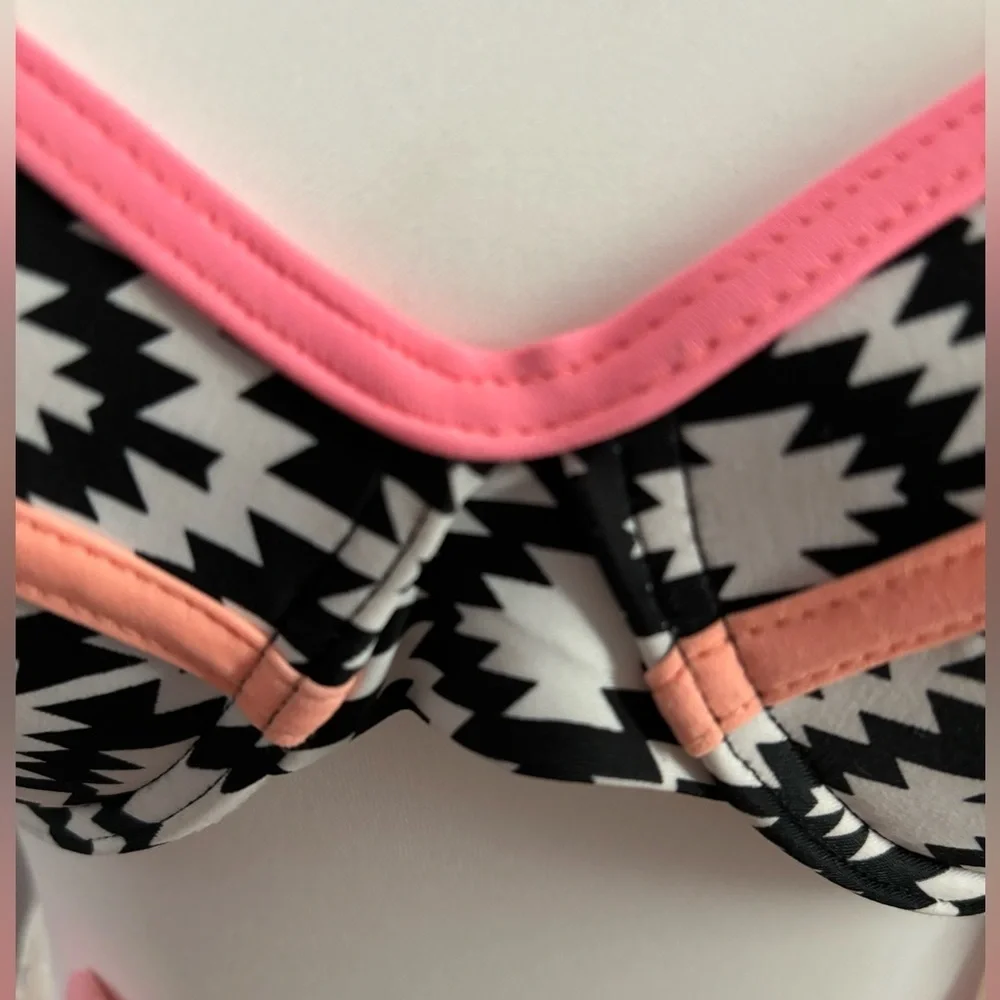 Xhilaration | great used bikini swimsuit. Strapless, art deco. Sz medium on both